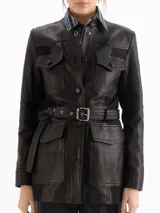 Parka Net confeccionada en cuero con recortes laterales en gabardina elastizada, de silueta estructurada, cuello mao, broches forrados, bolsillos con solapa y cinturón de cuero a juego con hebilla metálica.