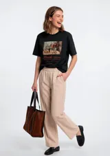 Pantalón de corte recto en color beige, con cintura elástica y costura frontal decorativa.