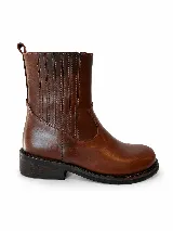 Bota corta estilo chelsea confeccionada en cuero vacuno color marrón, con elásticos laterales y suela de caucho con taco de madera.
