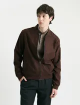Campera tipo bomber de color marrón, confeccionada en tejido con textura similar a la gamuza, con cierre frontal completo, cuello redondo y puños elásticos.
