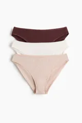 Pack de tres vedetinas de algodón con cintura estándar y cobertura media. Incluye una vedetina color bordó, una blanca y una beige acanalada.