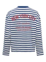 Remera de manga larga a rayas horizontales en tonos marrón y tostado, con cuello redondo y el texto "vibrant studio" estampado en el pecho.
