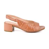 Sandalia de cuero color tostado con textura de cocodrilo, con talón descubierto y tira ajustable.