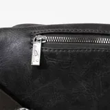 Riñonera rústica de cuero sintético negro con diseño práctico y resistente. Cuenta con tres compartimentos con cierre independiente y correa ajustable.