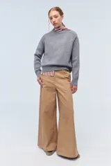 Sweater crudo de lana con cuello redondo y mangas raglán.