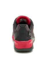 Sneakers CAT modelo Gauge para hombre, fabricados en gamuza gris con detalles en negro y rojo, cordones negros y suela de goma con entresuela de EVA.