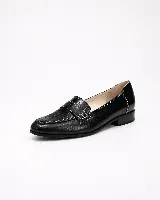 Mocasines de cuero marrón oscuro, con taco bajo, costuras visibles en contraste y detalle de aplique en cuero con grabado croco en el empeine con una hebilla metálica decorativa.