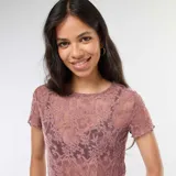 Camiseta de encaje color marrón con cuello redondo y mangas cortas.