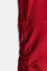 Vestido corto rojo confeccionado en tejido mesh. Cuello alto y manga sisa con frunces. Bajo combinado a tono con drapeado a los lados. Cierre lateral con cremallera oculta en costura.