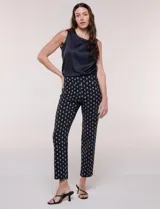Pantalón elastizado de tiro alto estilo pull-on, marca Zac & Rachel. Modelo de corte cigarrete de silueta ajustada con diseño a rayas en color blanco y azul. Pretina ancha elastizada sin cierres ni botones, con diseño de línea limpia sin bolsillos.