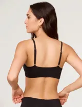 Bralette de microfibra color blanco, con diseño minimalista, escote en V y detalle de encaje en el borde superior. Cuenta con tirantes ajustables y una banda elástica inferior para mayor soporte.