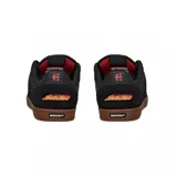 Championes Etnies Marana X Santa Cruz, color negro con logo de Etnies en gris y suela marrón.