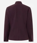 Blazer sastre de corte recto y estructura firme, color bordó con estampado de rayas de tiza. Presenta cuello con solapas definidas, cierre frontal con dos botones y mangas largas.