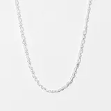 Cadena plateada de eslabones alargados.