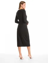 Vestido midi de seda fría elastizada, color negro, con silueta entallada, mangas largas y detalle de lazo fijo en el lateral de la cintura.