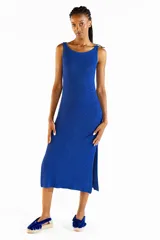 Vestido midi sin mangas de tejido de punto con hilo lurex brillante color azul, con escote redondo y aberturas laterales.