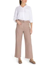 Pantalón RKF modelo Flip de pierna recta y tiro alto, color marrón, con prácticos bolsillos frontales estilo cargo y cinturón incorporado con hebilla metálica.