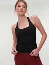 Top deportivo color negro con espalda nadadora y copas incorporadas.