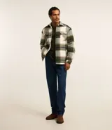 Remera de manga corta y cuello redondo, confeccionada en tejido de media malla con textura vertical. Presenta un diseño minimalista y ligero, ideal para un uso versátil y cómodo.