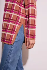 Sweater marrón con estampado de cuadros fucsia y blancos, de corte holgado y mangas largas.
