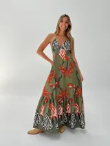 Vestido largo de algodón italiano con estampado floral, escote en V, espalda descubierta con elástico y tiras para atar al cuello.
