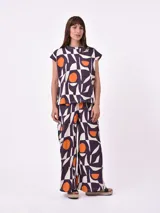 Remera blanca de manga corta con cuello redondo y un estampado abstracto en blanco y negro.