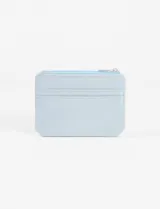 Tarjetero monedero de cuero vegano color celeste claro, con cierre a presión en solapa frontal y cierre de cremallera superior para monedas.