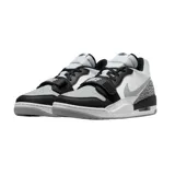 Zapatillas urbanas Nike Air Jordan Legacy 312 Low, color blanco, gris y negro. Diseño que combina elementos icónicos de AJ 3, AJ 1 y Alpha Force.