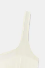 Top corsetero de color marfil confeccionado en tejido elástico, con escote redondo, tirantes anchos y costuras marcadas que estructuran la prenda.