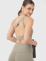 Conjunto deportivo de dos piezas compuesto por un top de un solo hombro y un short biker de tiro alto con cintura cruzada en forma de V. Confeccionado en tejido elástico de alta compresión.