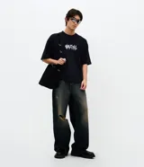 Remera de corte oversized en color negro, con cuello redondo y manga corta. Presenta un estampado frontal con la palabra 'Brutal' en tipografía estilo metal y un estampado de esqueleto en la espalda.
