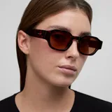 Lentes de sol con montura geométrica de acetato color carey (tortoise) y lentes marrones polarizadas.