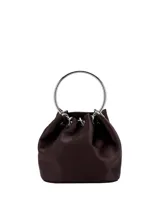 Bolso tipo bucket de satén color marrón oscuro, con cierre fruncido y manija circular metálica plateada.