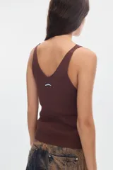 Musculosa de tejido rib color negro, con escote en pico y tirantes finos.