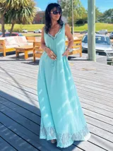 Vestido largo de algodón color celeste, con breteles finos y escote en V. Presenta un estampado geométrico en el ruedo.