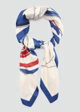 Pañuelo cuadrado de poliéster con estampado de veleros en tonos azules, rojos y blancos, con borde azul.