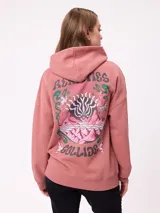 Canguro color crema con capucha y estampado grande en la espalda de un sol con un ojo, montañas, mariposas y texto.