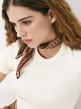 Remera corta color verde neón, de corte ajustado y mangas cortas.