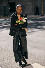 Pantalón negro de cuero vegano, corte wide leg y tiro alto.