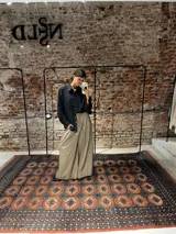 Camisa de algodón color negro, con detalles de bordado broderie en la parte frontal y en los hombros, de manga larga y corte clásico.