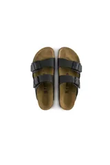 Sandalias Birkenstock modelo Arizona, color negro, con dos correas ajustables con hebillas metálicas. Plantilla anatómica de corcho y látex cubierta de gamuza. Suela de EVA.