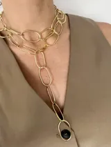 Cadena dorada hecha a mano en bronce con eslabones ovalados grandes. Se puede usar doble como collar o larga como caderín.