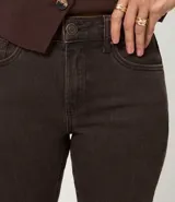 Pantalón de jean modelo cropped flare, de tiro medio, con cierre de botón y cremallera, bolsillos funcionales delanteros y traseros, y costuras reforzadas.