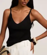 Musculosa de punto canelado en color negro con hilo metalizado, escote en V y breteles finos.