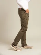 Pantalón de gabardina color caqui, de corte recto y tiro medio, con bolsillos laterales y traseros.