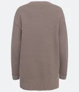 Suéter largo de punto texturizado color gris topo, con cuello redondo y mangas largas.