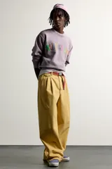 Buzo relaxed fit Fruit of the Loom x Zara color lila con efecto lavado, cuello redondo y manga larga. Estampación frontal de texto multicolor y acabado en rib.