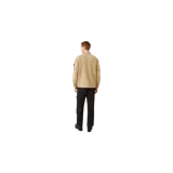 Sobrecamisa Stone Island de pana color beige, con cierre frontal de botones negros, dos bolsillos en el pecho con solapa y el parche distintivo de la marca en la manga izquierda.