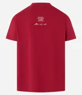 Remera de algodón color borgoña, de corte recto, con cuello redondo y mangas cortas. Estampa frontal con la frase "Mar, céu, sol" en color blanco.