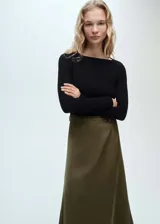 Vestido midi de diseño evasé con cuerpo de lyocell negro de manga larga y cuello barco, combinado con una falda de poliéster en color verde oliva que incluye un cinturón decorativo integrado.